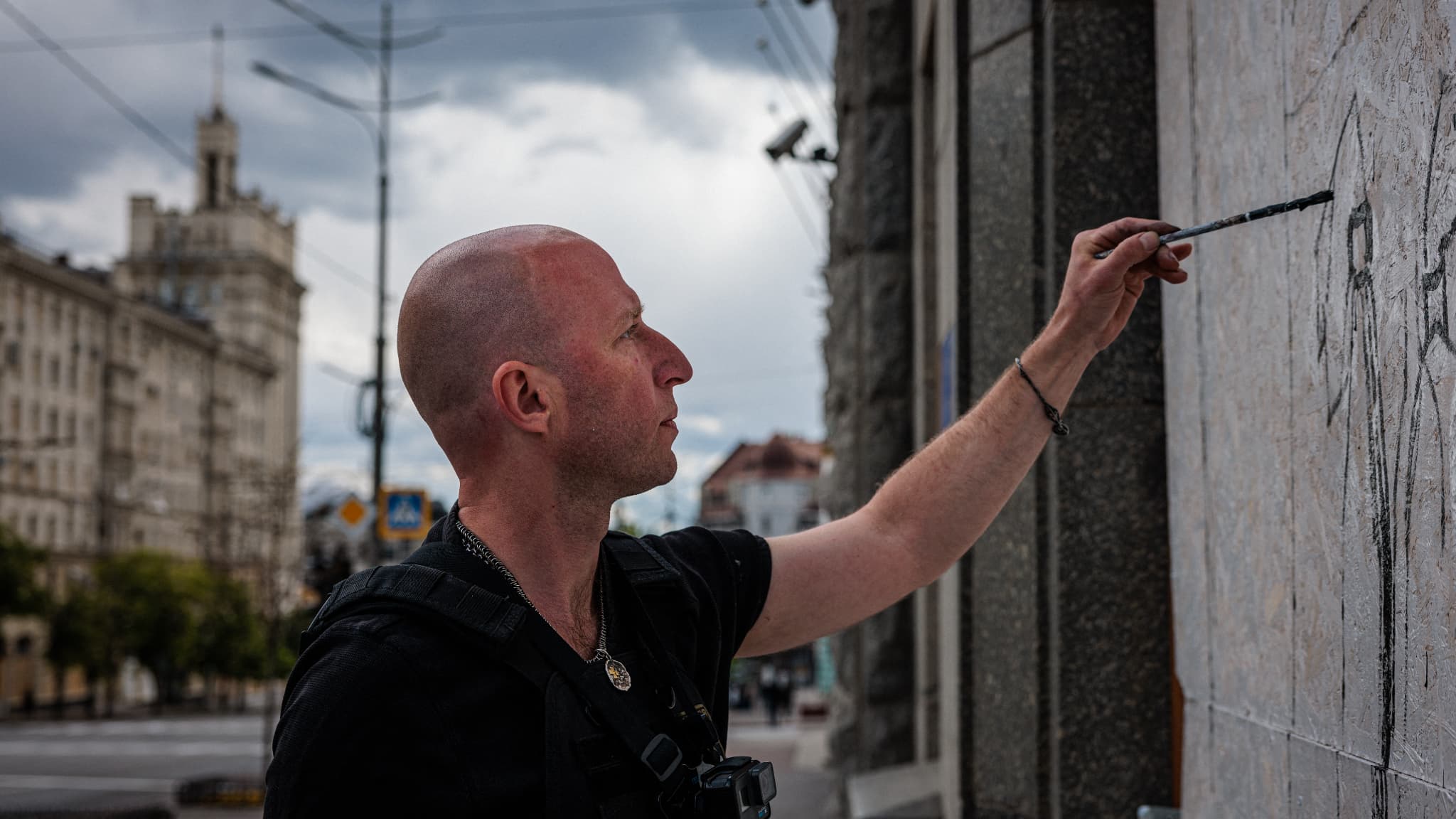 Gamlet Zinkivsky devant l'une de ses œuvres à Kharkiv, le 16 mai 2022 