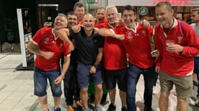 Jaco Peyper avec les supporters gallois après Galles-France