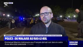 Des policiers se sont rassemblés devant la préfecture de Seine-Saint-Denis vendredi soir pour jeter leurs menottes au sol