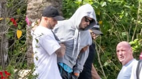 The Sun diffuse une photo de Jack Grealish, trop saoul pour marcher seul et soutenu par Kyle Walkr, lors des célébrations à Ibiza
