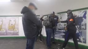 "Crack, l'enfer de la drogue": pour surprendre des ventes de crack en flagrant délit, cette brigade parisienne intervient principalement dans le métro