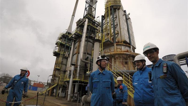 Les salariés Petroplus de Petit-Couronne (Seine-Maritime) attendaient un report de la décision du tribunal de commerce de Rouen afin de permettre l'étude de nouvelles candidatures pour une reprise du site. La décision sur l'avenir de la raffinerie a été m
