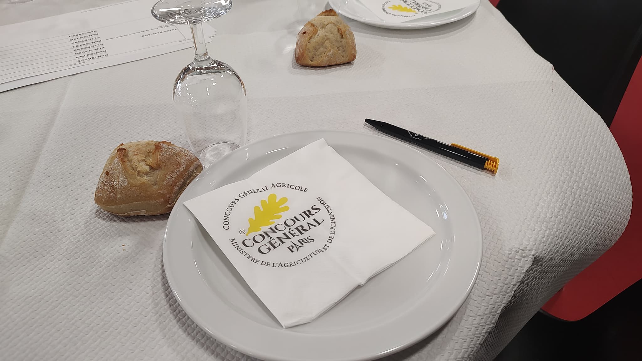 Une table prête à accueillir les jurés lors des finales du Concours général agricole dans la catégorie des produits laitiers, le 25 février 2025 à Paris.