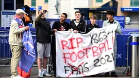 Les supporters de Chelsea manifestent contre la Super League, le 20 avril 2021