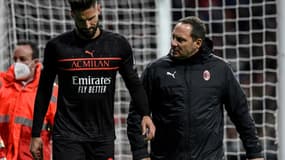 L'attaquant français de l'AC Milan, Olivier Giroud, quitte le terrain après s'être blessé contre l'Atlético, lors de leur match de poules de la Ligue des Champions, le 24 novembre 2021 au Wanda Metropolitano Stadium à Madrid