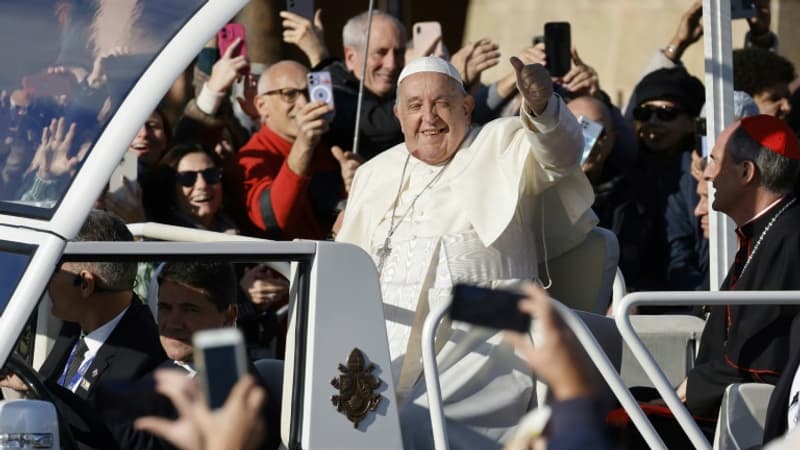 Bénédictions, messe, chants... La visite historique du pape en Corse en images