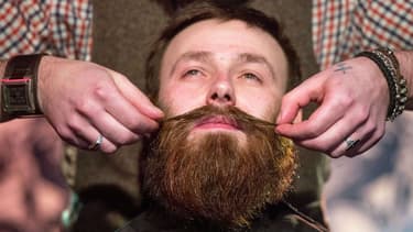 Les hommes entretiennent leur barbe.