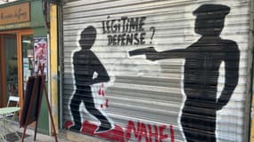 Des tags anti-police sur la devanture de magasins à Forcalquier en juillet 2023