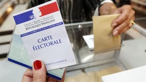 Le ministère de l'Intérieur annonce que le taux de participation à 12h pour le second tour des élections législatives atteint 21,41%. /Photo d'archives/REUTERS/Jean-Paul Pélissier