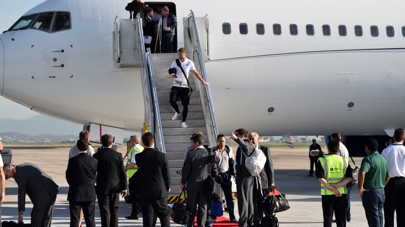 Gary Cahill descend de l'avion
