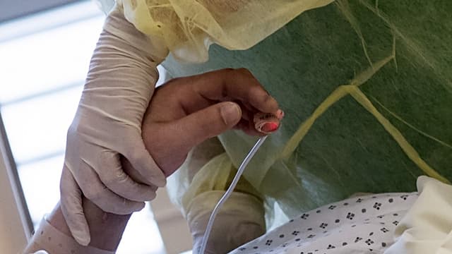 Une infirmière et un malade contaminé par le coronavirus au CHU de Nantes en mai 2020.