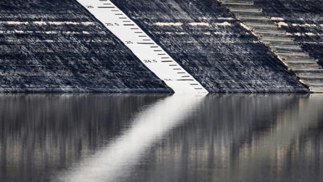 La réserve d'eau SEV17, une structure du projet de méga-bassin de rétention qui pompe l'eau des nappes phréatiques, Le 7 octobre 2022 à Mauze-sur-le-Mignon, à une quarantaine de kilomètres de La Rochelle, dans le sud-ouest de la France.