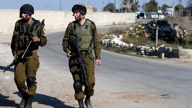 Deux soldats israéliens se tiennent près d'un poste militaire à Jérusalem, le 24 décembre 2015.