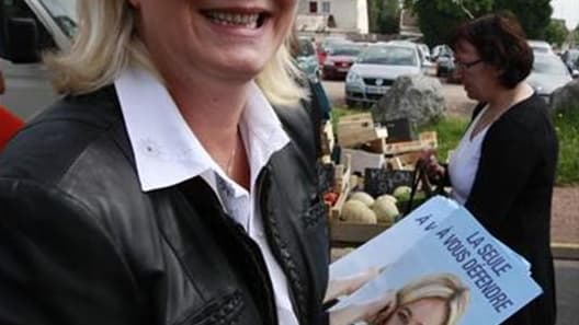 Marine Le Pen à Hénin-Beaumont. Cette 11e circonscription du Pas-de-Calais, la présidente du Front National l'arpente à chaque élection locale depuis les législatives de 2007. Avec cette fois un adversaire d'envergure à affronter en la personne de Jean-Lu