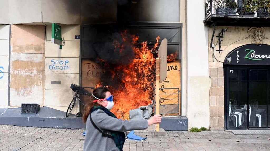 Une agence bancaire incendiée à Nantes le 28 mars 2023.