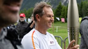 Edgar Grospiron avec la flamme olympique en juin 2024
