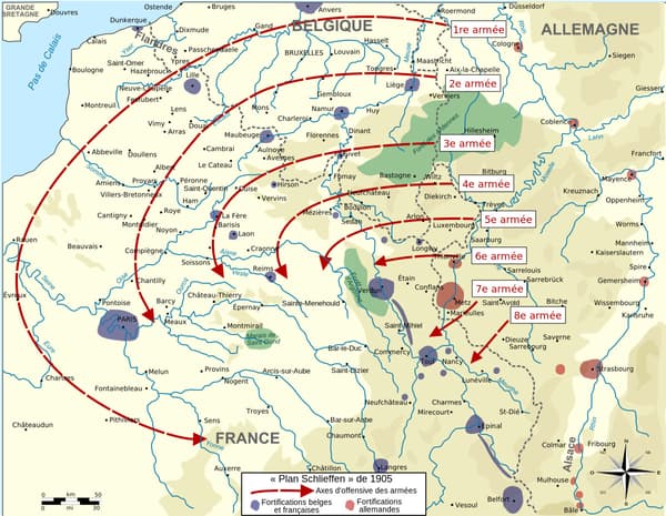 Schéma montrant l'idée d'ensemble du plan Schlieffen de 1905 (différent de celui appliqué en 1914)n 1 : sont indiqués les axes d'offensive des armées, ainsi que les différentes fortifications allemandes (en rouge), belges et françaises (en bleu).