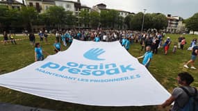 Des manifestants des associations "Artisans de la pays" et "Bake Badea", demandent la libération d'ancien membres de l'ETA à Bayonne, dans le Pays basque, le 11 juin 2022 (ILLUSTRATION)