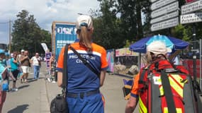 Des bénévoles de la protection civile patrouillant aux abords du stade Pierre-Mauroy de Villeneuve-d'Ascq pendant les JO 2024.