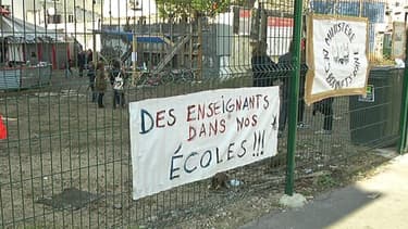 Derrière ces grilles à Saint-Denis, le terrain vague où le "Ministère des bonnets d'âne", collectif de parents d'élèves du 93 en colère, a pris ses quartiers.