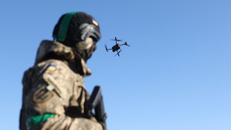 Des militaires ukrainiens lancent un drone non loin de la ville ukrainienne de Bakhmout, dans la région de Donetsk, le 25 janvier 2023.