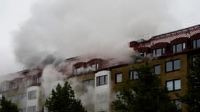 Fumée ayant suivi l'explosion d'un immeuble dans le centre-ville de Göteborg, en Suède, le 28 septembre 2021