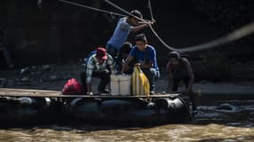 Immigrants traversant la rivière Suchiate, frontière entre le Guatemala et le Mexique, le 7 juin 2019