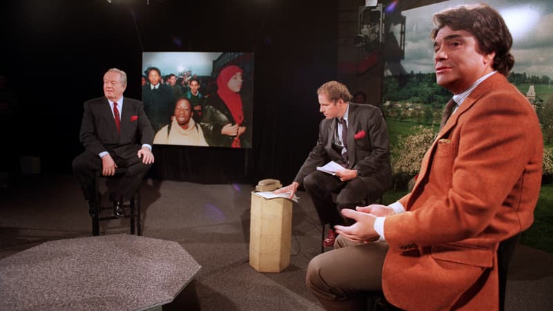 Bernard Tapie, alors député des Bouches du Rhône, et Jean-Marie Le Pen, président du Front National, attendent le début de l'enregistrement de l'émission de Patrick Poivre d'Arvor sur l'immigration à TF1, en 1989.