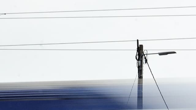 Une voiture attend à un passage à niveau, dans le nord de la France. (photo d'illustration)