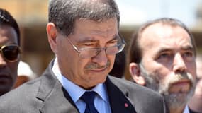 Le Premier ministre tunisien Habib Essid se recueille sur les lieux de l'attentat, à Port El-Kantaoui, près de Sousse, le 3 juillet. 