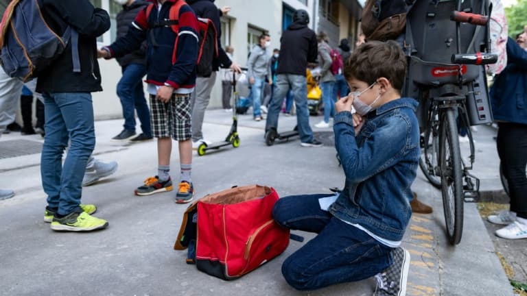 Un élève avant d'entrer à l'école primaire à Paris le 26 avril 2021 