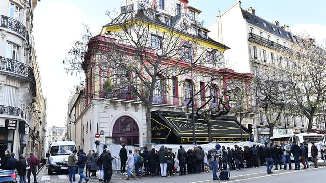 Des personnes viennent se recueillir devant le Bataclan, le 22 novembre 2015.