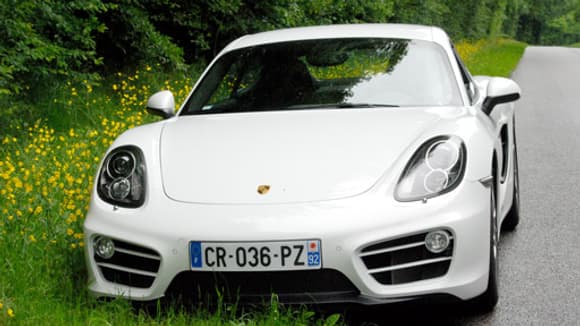 Le nouveau Cayman est encore plus agressif avec ses deux grandes entrées d'air. Le nouveau Cayman est encore plus agressif avec ses deux grandes entrées d'air.