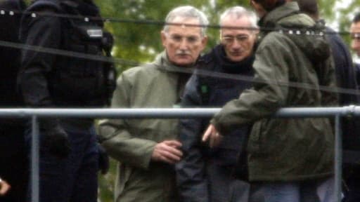 Francis Heaulme (C) lors d'une reconstitution le 3 octobre 2006 à Montigny-les-Metz Francis Heaulme (C) lors d'une reconstitution le 3 octobre 2006 à Montigny-les-Metz