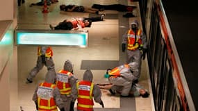 Dans le métro de Lyon, mercredi, lors d'une simulation d'attentat au gaz sarin. La troisième ville de France a été mercredi le théâtre d'exercices de simulation d'attentats inédits par leur ampleur qui s'achèveront jeudi par une prise d'otages. Ces exerci