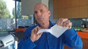 Yanis Varoufakis, ancien ministre des Finances et économiste grec, déchirant son invitation au festival d'Adélaïde pour protester contre la désinvitation d'une autrice palestino-australienne, dans une vidéo publiée sur X le 9 janvier 2025.