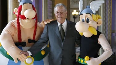 Albert Uderzo entouré d'Obélix et Astérix en 2015.