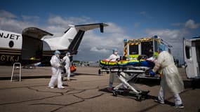 Deux patients en réanimation atteints du Covid-19 ont été transférés par avion vendredi de Marseille à Strasbourg.