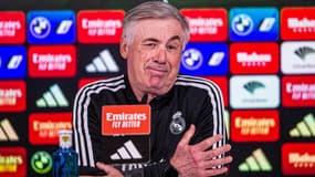 Carlo Ancelotti tout sourire face à la presse en avril 2024