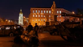 Des gens se promènent autour d'une exposition en plein air de véhicules militaires russes détruits sur la place Mykhailivska à Kiev, le 14 janvier 2025.