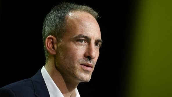 Raphaël Glucksmann, tête de liste PS-Place Publique aux européennes, lors d'un meeting à Saint-Herblain, près de Nantes, le 13 avril 2024