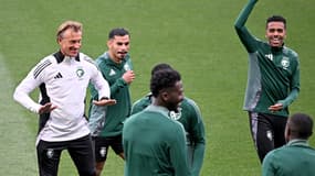 Le sélectionneur de l'Arabie saoudite Hervé Renard avec ses joueurs le 13 novembre 2024
