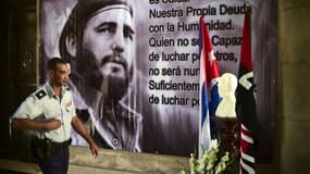 Un policier passe devant un portrait de Fidel Castro, le 28 novembre, à La Havane. 