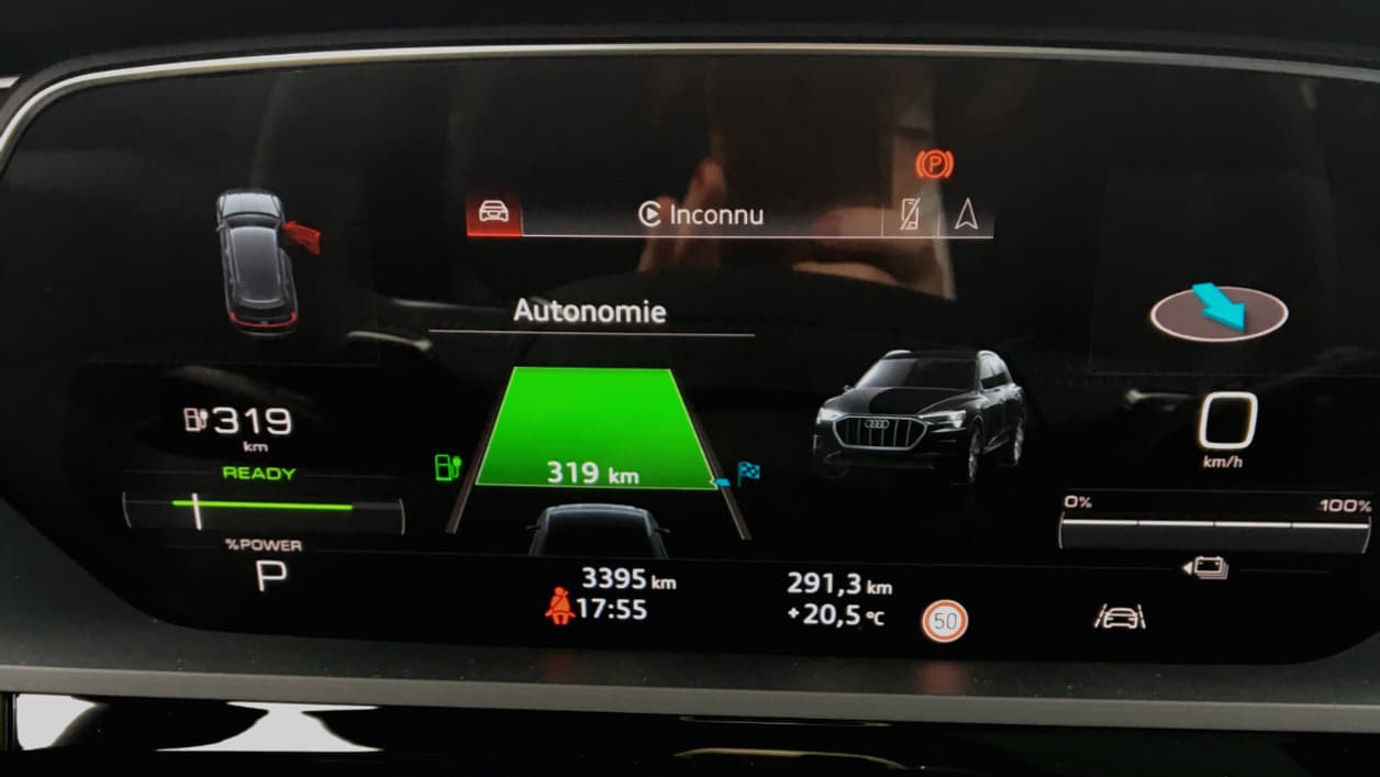 Audi a adapté le Virtual Cockpit à l'électrique, pour indiquer l'autonomie, mais aussi le pourcentage de recharge, ou encore le niveau de récupération d'énergie. Il est de série sur les 2 finitions les plus élevées, et coûte sinon 200 euros en option.