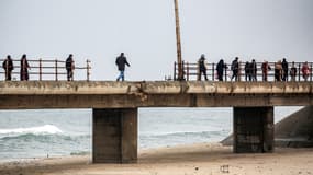 Des personnes marchent sur le pont Wadi Gaza le long de la rue al-Rashid entre la ville de Gaza et Nuseirat, dans le centre de la bande de Gaza le 10 février 2025.
