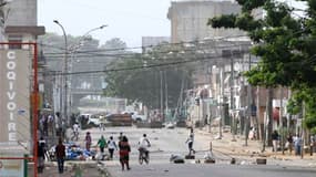 Barrage dans une rue d'Abidjan. Les forces loyales à Laurent Gbagbo ont intensifié samedi à Abidjan leur contre-offensive sur le camp d'Alassane Ouattara en tirant au mortier sur l'hôtel du Golf, où le vainqueur reconnu par la communauté internationale de