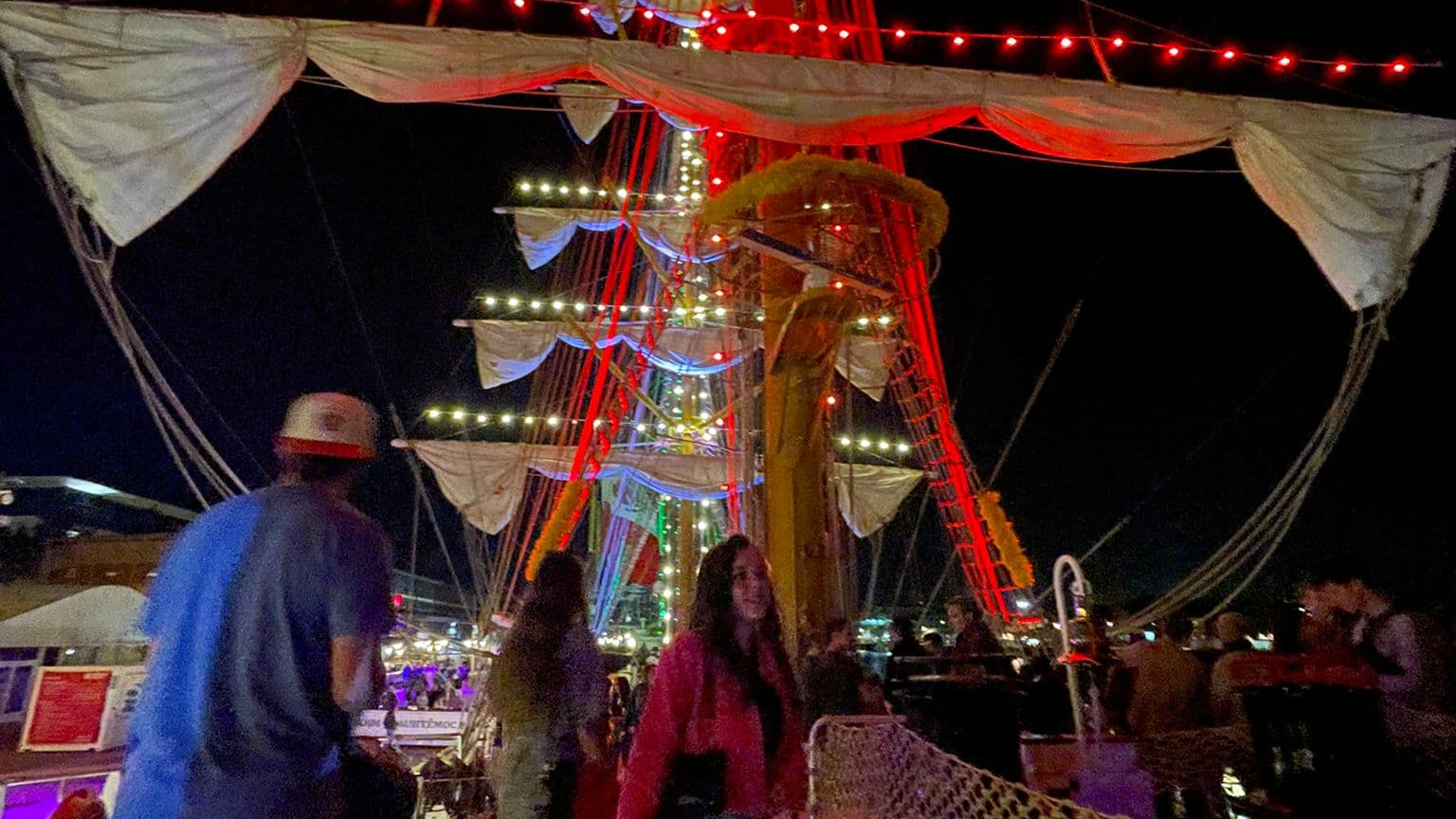 Les visiteurs ont pu monter sur le Cuauhtémoc dès jeudi soir. Les visiteurs ont pu monter sur le Cuauhtémoc dès jeudi soir.