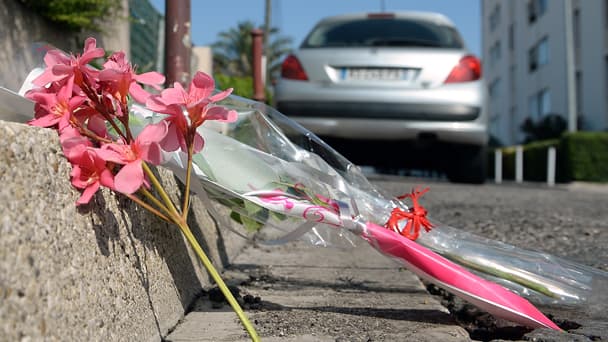 Bouquet de fleurs posé à l'endroit où Jacques Blondel a été abattu jeudi, à Marignane (Bouches-du-Rhône).