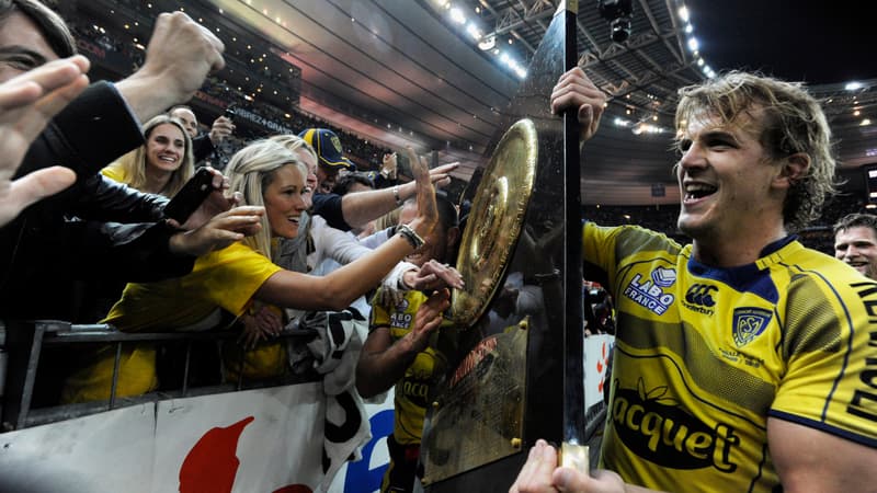 Le capitaine auvergnat célèbre la victoire de Clermont avec ses supporters