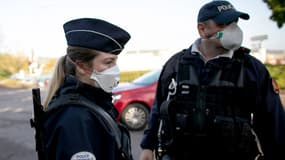 Des policiers de Rouen portent des masques après l'incendie de l'usine Lubrizol